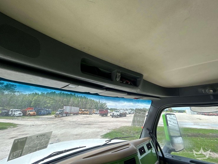 2015-peterbilt-567-image-24