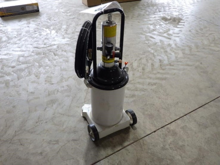 high-pressure-air-operated-grease-pump-image-2
