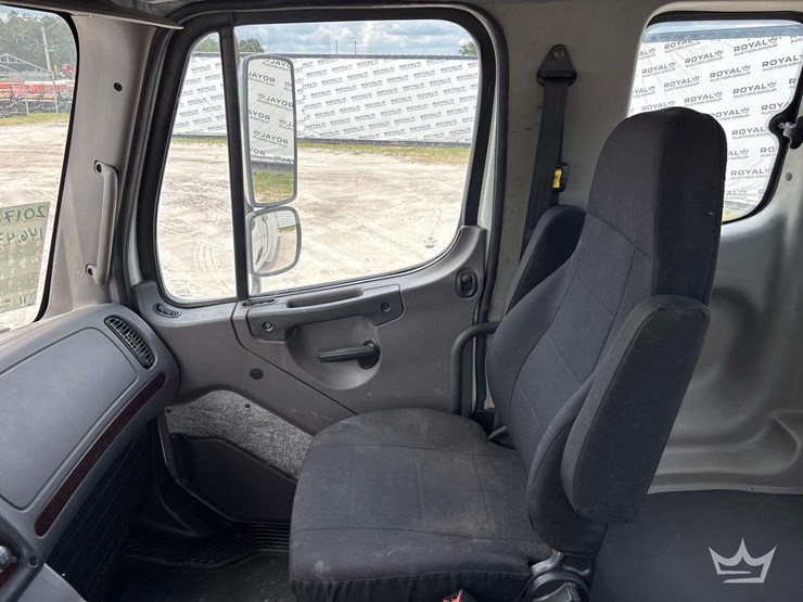 2017-freightliner-m2-106-image-39