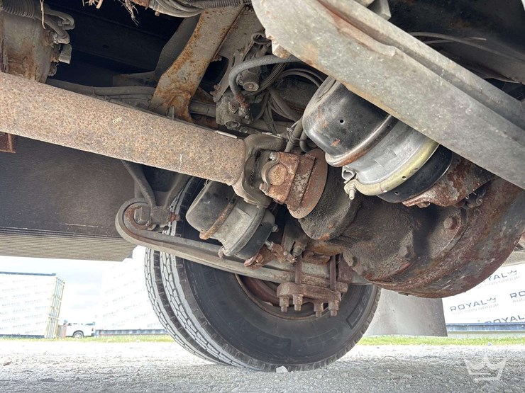 2017-freightliner-m2-106-image-50