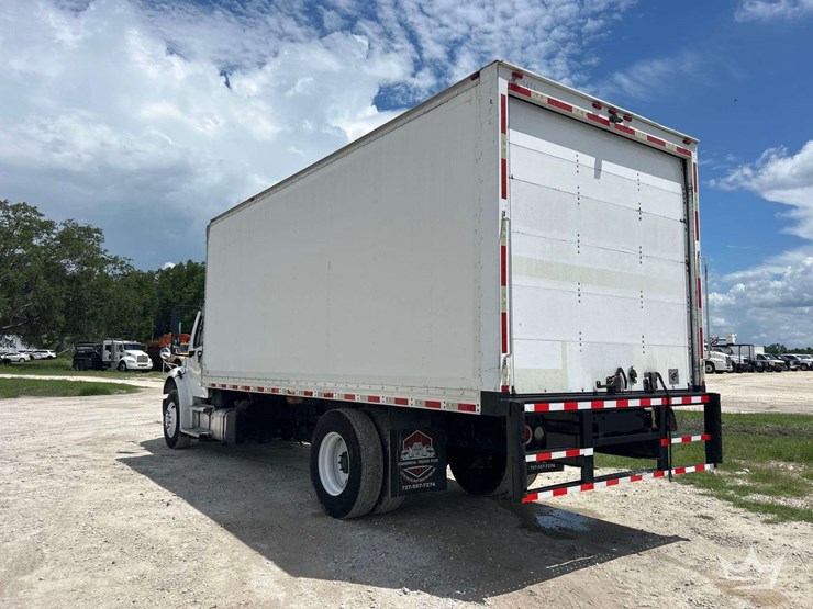 2017-freightliner-m2-106-image-4
