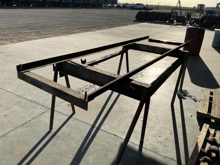 small-spreader-truck-chain-table-image-4