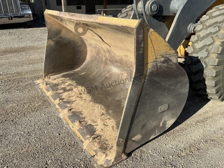 2017-deere-624k-image-10