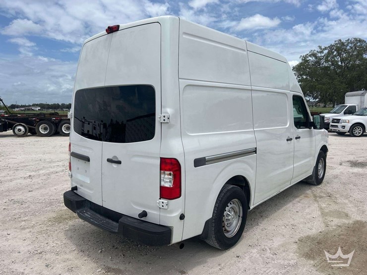 2017-nissan-nv2500hd-image-3
