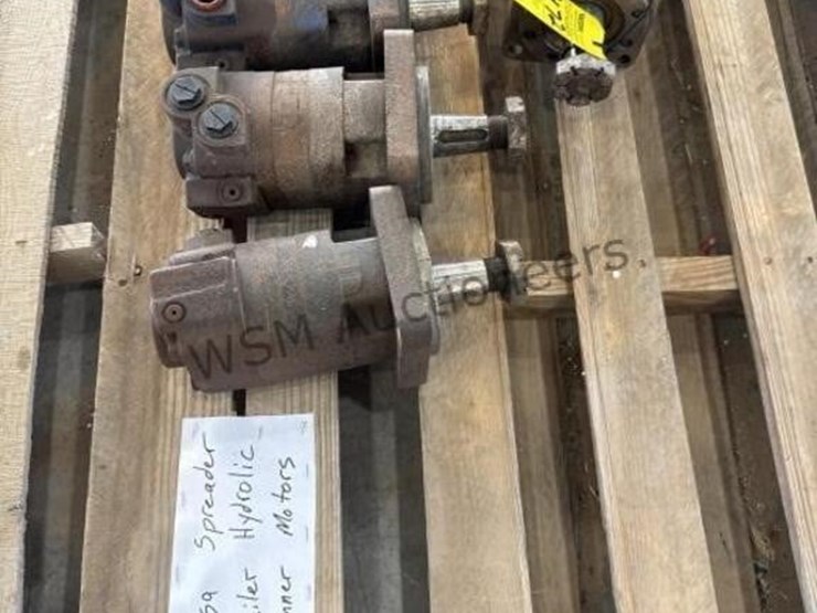 versa-spreader-trailer-hydraulic-spinner-motors-image-4