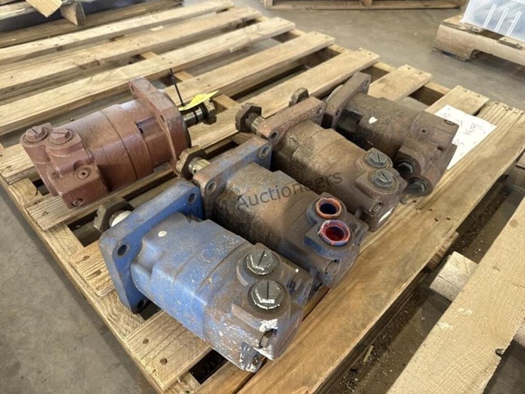 versa-spreader-trailer-hydraulic-spinner-motors-image-1