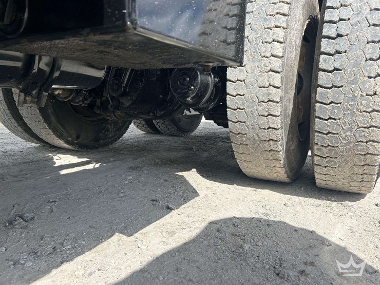 2015-freightliner-m2-106-image-23
