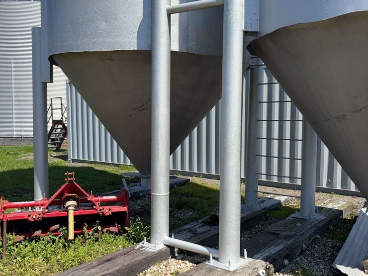 2-large-steel-fertilizer-or-storage-tanks,-holds-40-50-ton-a-piece,-around-100-ton-between-both,-welded-as-one-unit,-buyer-is-responsible-for-removing-and-loading-image-3