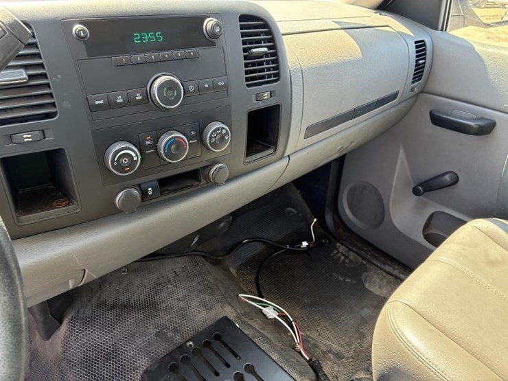 2012-chevrolet-silverado-2500-image-19