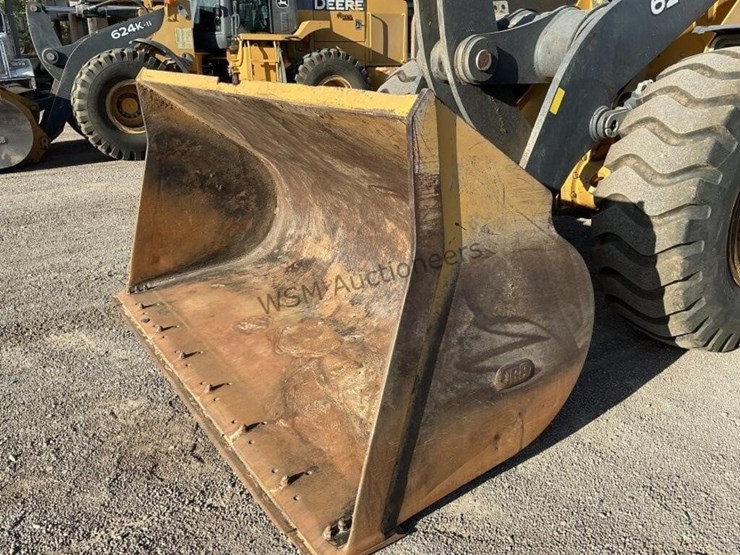 2017-deere-624k-image-10