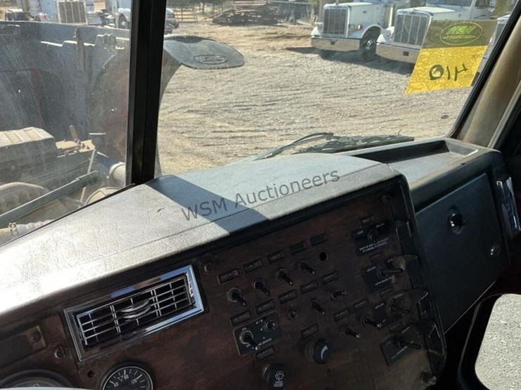 2000-peterbilt-357-image-19