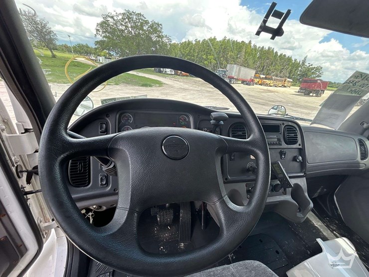 2017-freightliner-m2-106-image-14