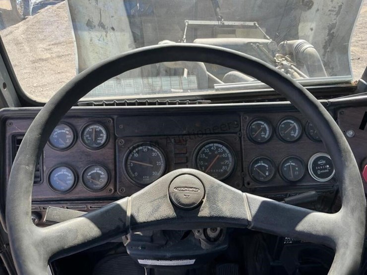 1999-freightliner-fld120-image-20