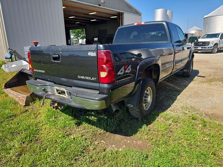 2003-chevrolet-2500hd-pick-up-truck,-211,414-miles,-extended-cab,-long-bed,-gas,-power-window-and-locks,-6.0-vortec,-vin--1gchk29u33e374043-image-4