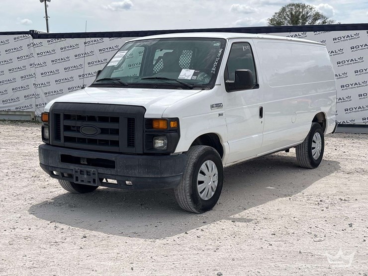 2014-ford-cargo-image-1