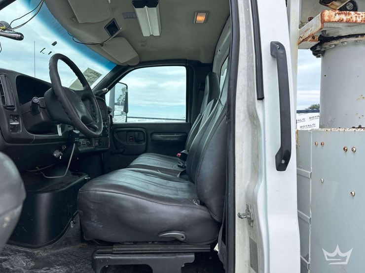 2008-chevrolet-c7500-altec-ta40-41ft.-bucket-truck-image-13