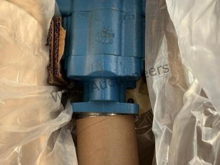 international-spreader-truck-hydraulic-pumps-image-4