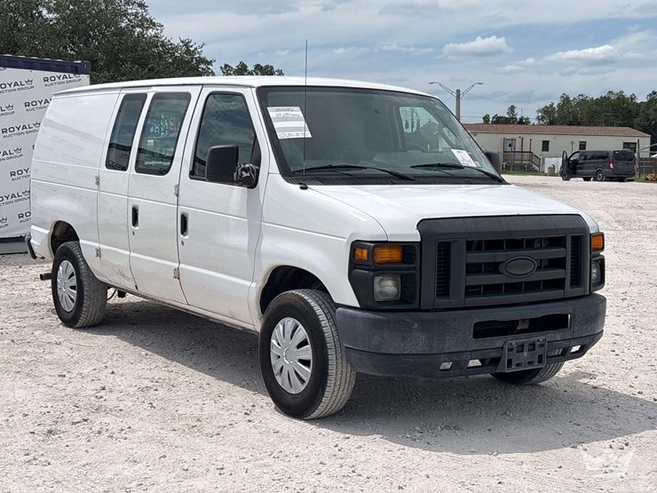 2014-ford-cargo-image-2