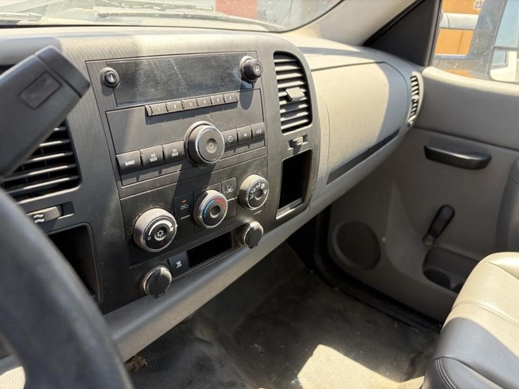 2011-chevrolet-silverado-2500-image-15