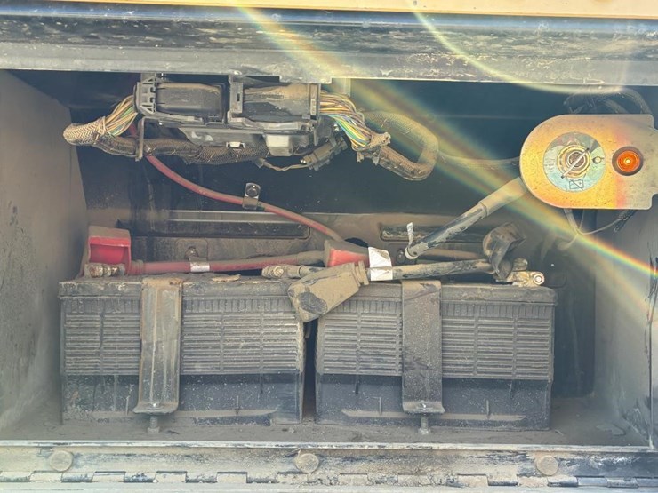 2022-caterpillar-430-image-26
