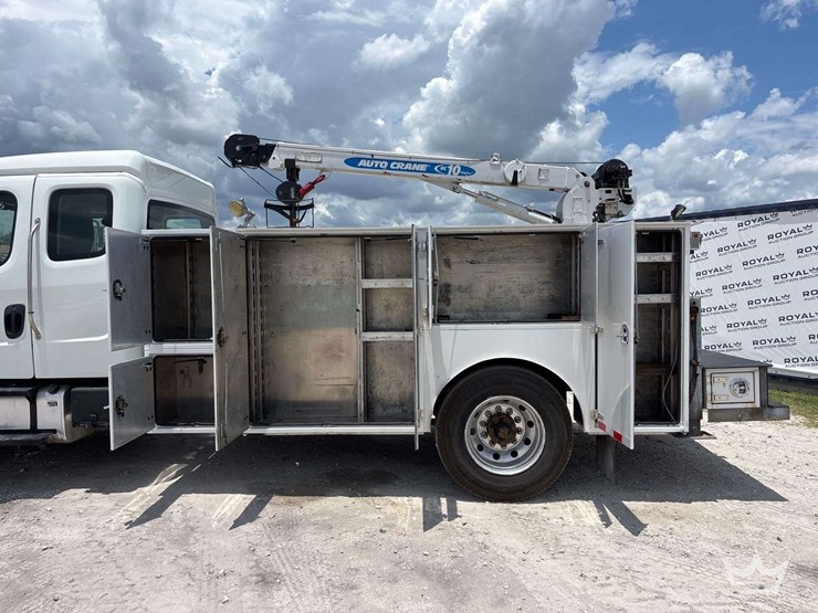 2017-freightliner-m2-106-image-8