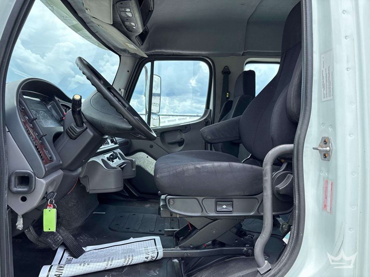 2017-freightliner-m2-106-image-31