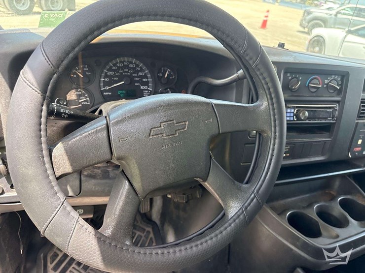2004-chevrolet-express-3500-enclosed-service-van-image-29
