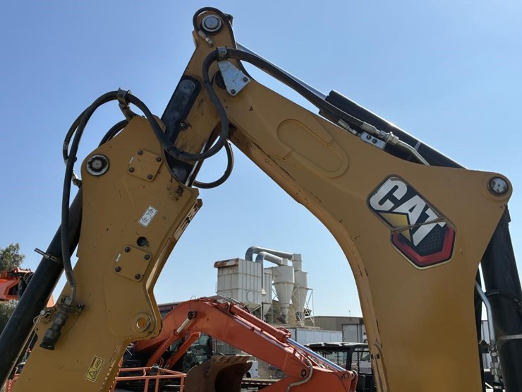 2022-caterpillar-430-image-17