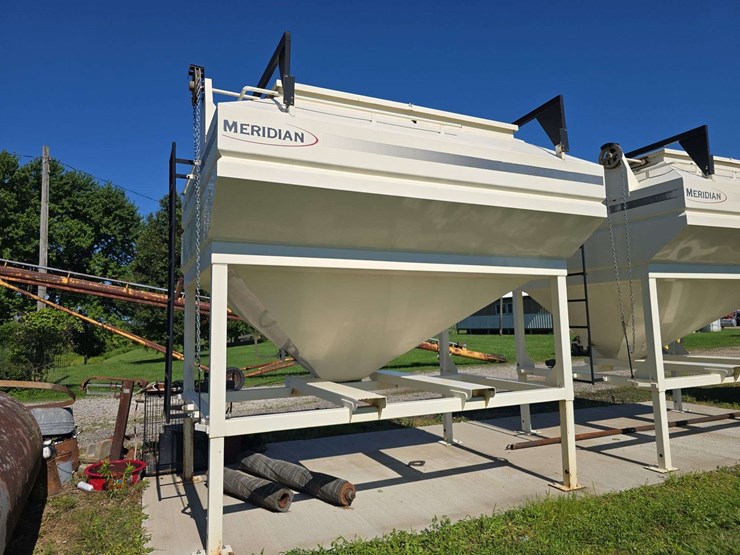 meridian-seed-hopper,-holds-300-units-of-beans,-with-forklift-pockets,-one-compartment-image-5