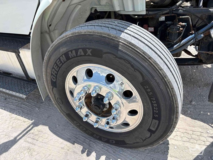2017-freightliner-m2-106-image-52