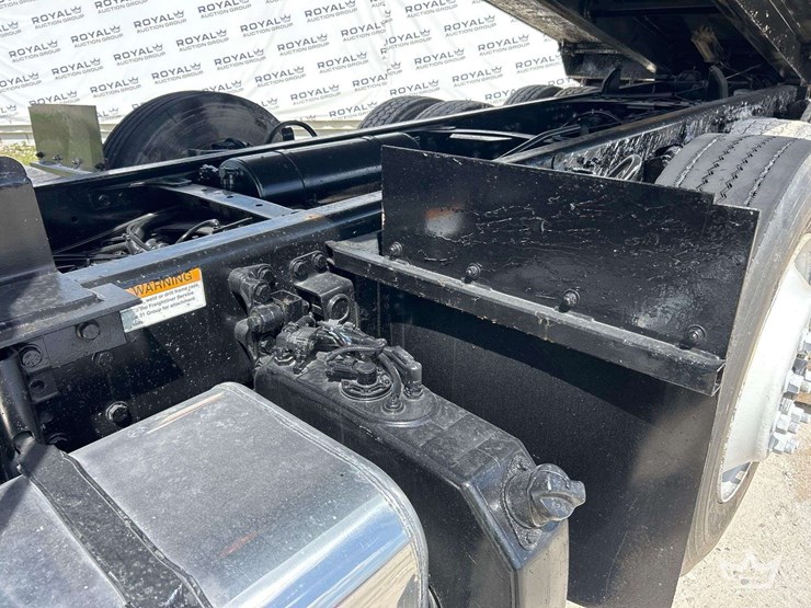 2013-freightliner-m2-106-image-25