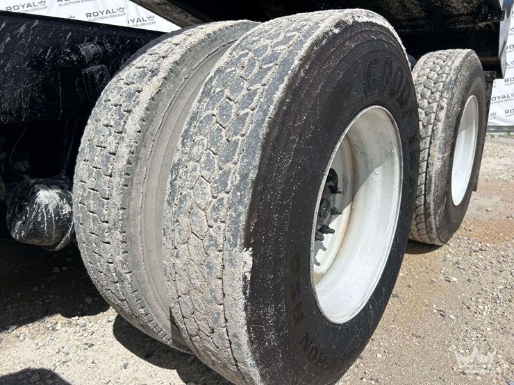 2013-freightliner-m2-106-image-39