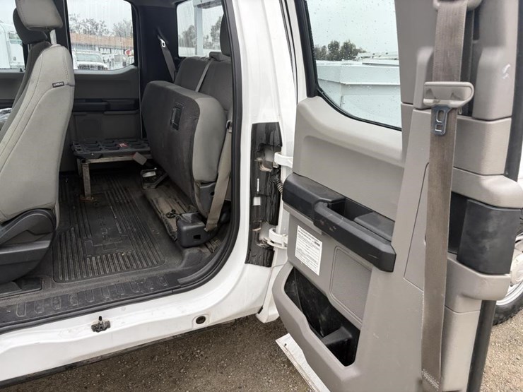 2017-ford-f350-xl-image-13
