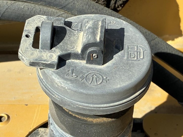 2022-caterpillar-430-image-14