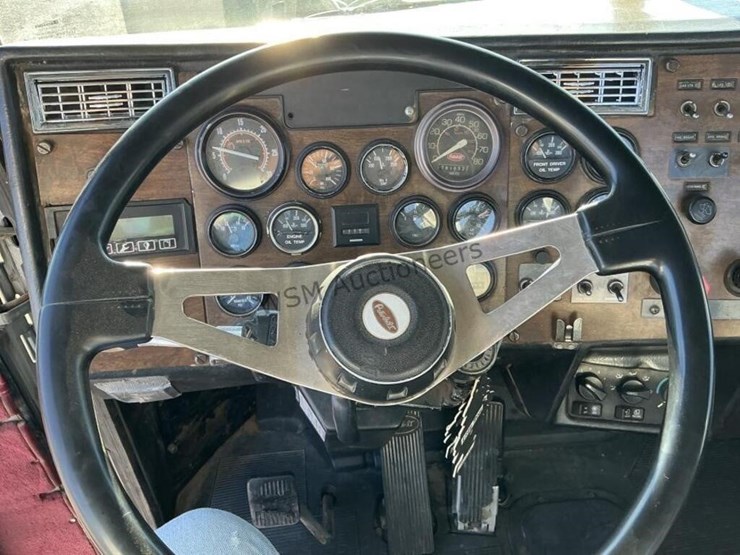1995-peterbilt-379-image-17