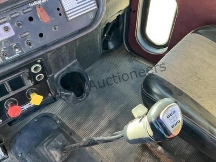 2001-peterbilt-379-image-21