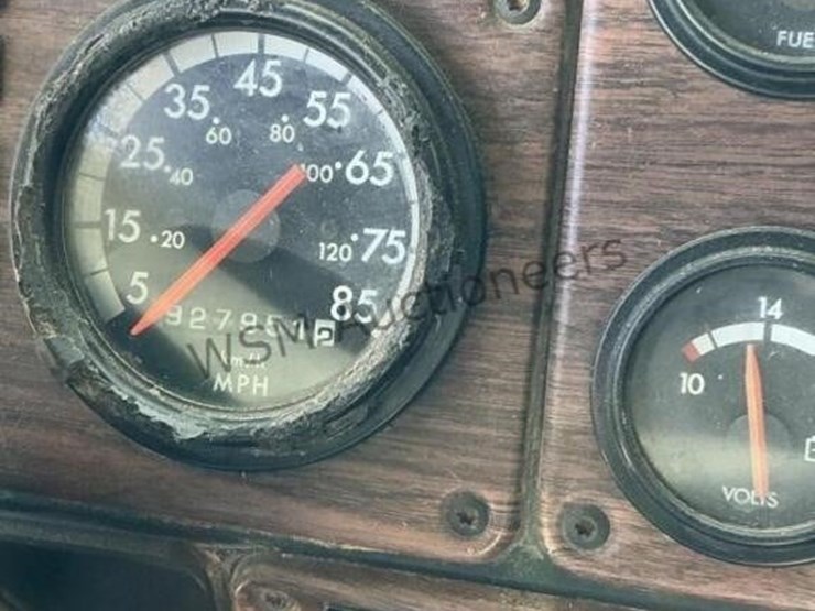 1999-freightliner-fld120-image-22