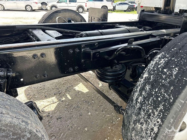 2013-freightliner-m2-106-image-32