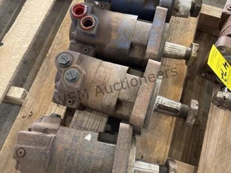 versa-spreader-trailer-hydraulic-spinner-motors-image-5