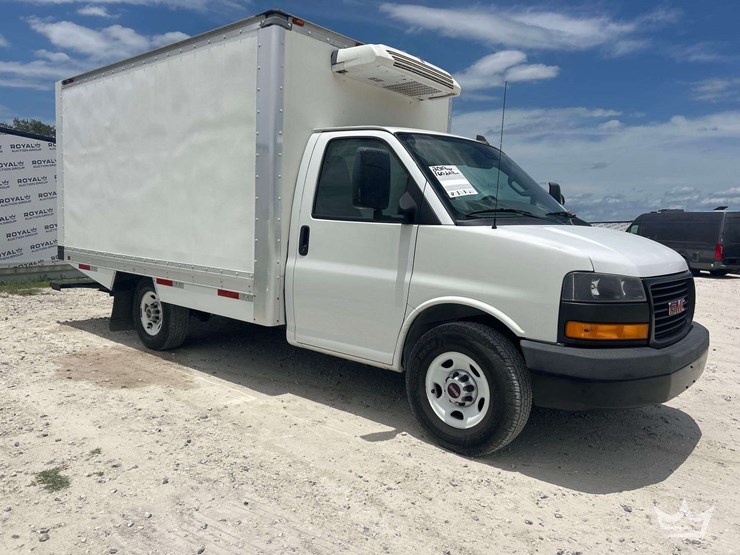 2019-gmc-savana-12ft.-reefer-box-truck-image-2