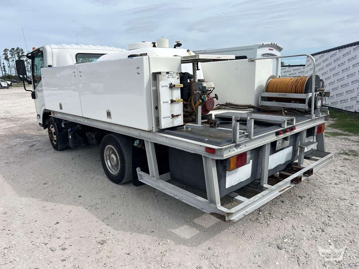 2015-isuzu-npr-image-4