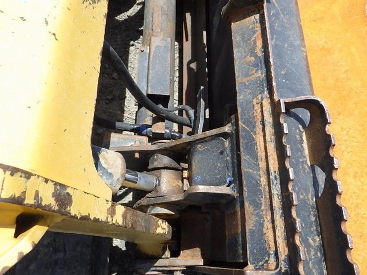 2017-caterpillar-239d-image-19