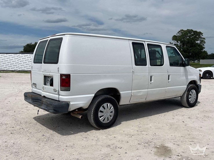 2014-ford-cargo-image-3
