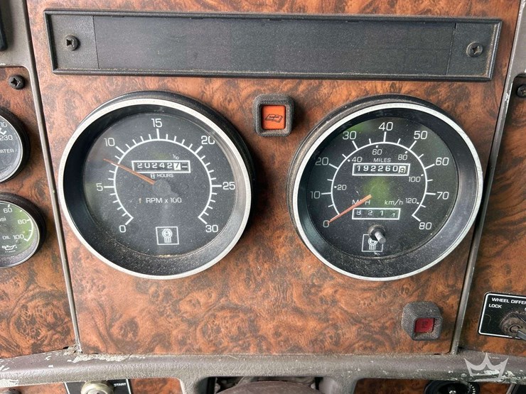 2002-kenworth-t300-image-15
