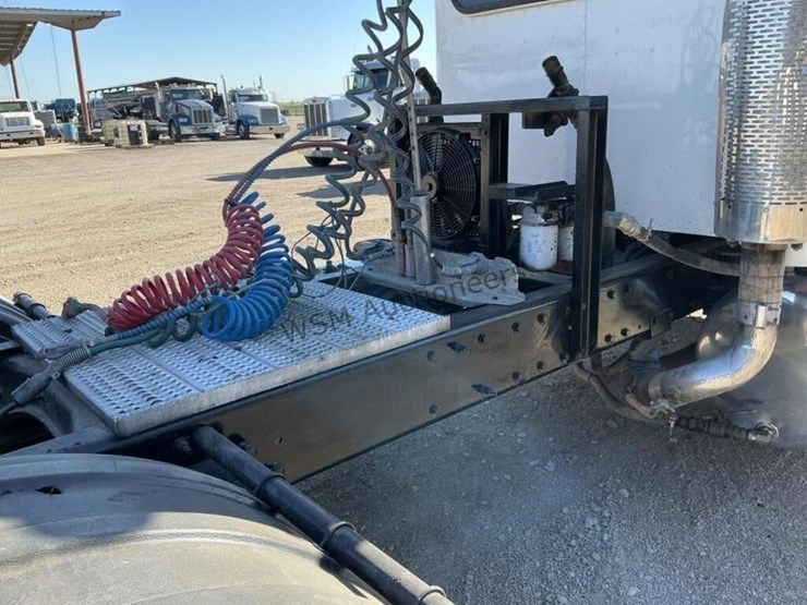 2001-peterbilt-379-image-11