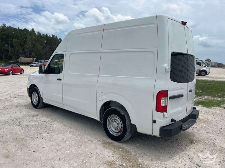 2017-nissan-nv2500hd-image-4