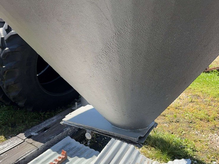 2-large-steel-fertilizer-or-storage-tanks,-holds-40-50-ton-a-piece,-around-100-ton-between-both,-welded-as-one-unit,-buyer-is-responsible-for-removing-and-loading-image-11