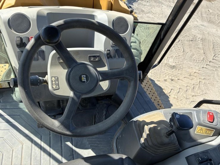 2022-caterpillar-430-image-29