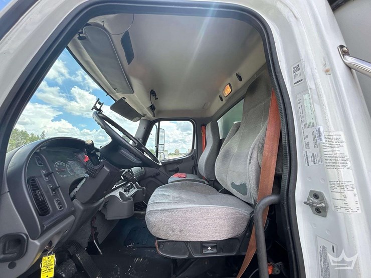 2017-freightliner-m2-106-image-13