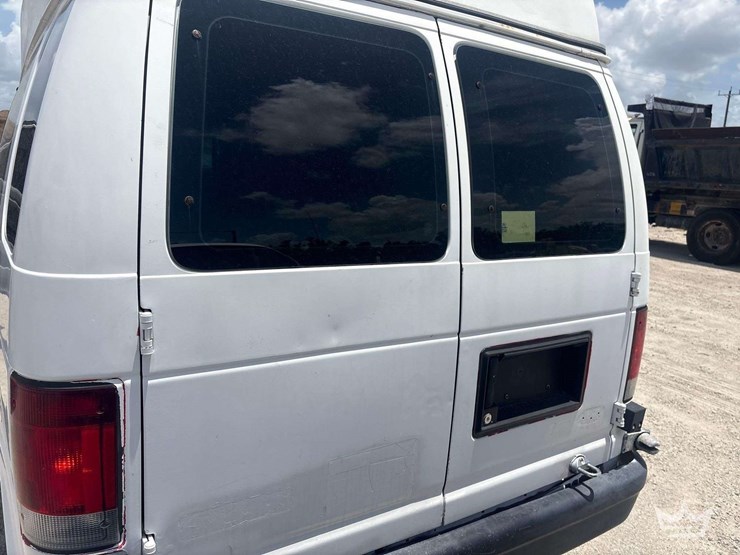 2011-ford-cargo-image-19